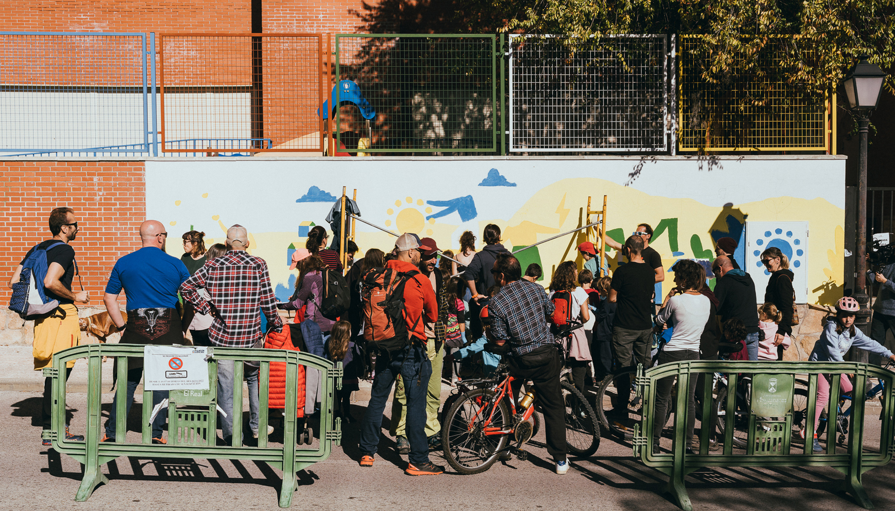 Los vecinos pintan un mural colectivo en el colegio durante la Feria de la Energa. Foto: Luz Soria