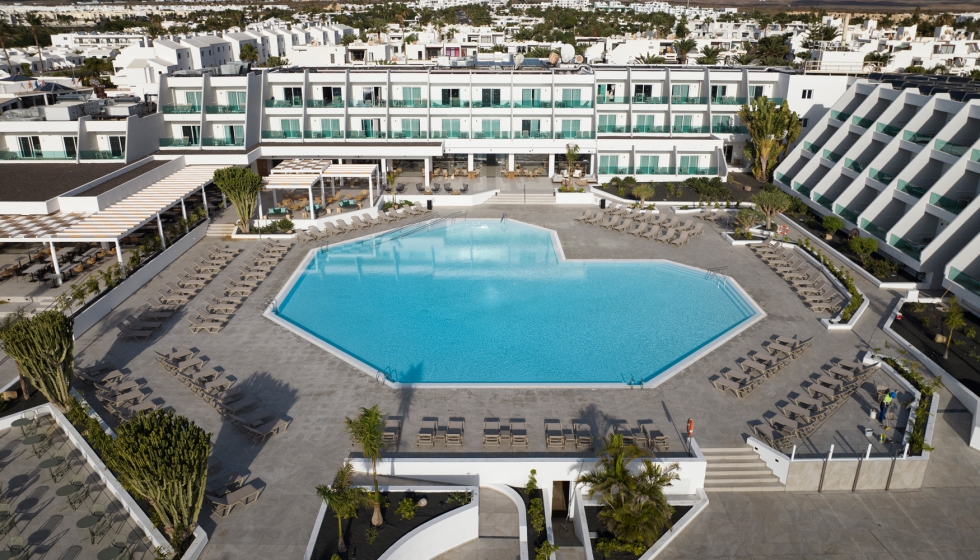 Entre los servicios se encuentran cuatro grandes piscinas climatizadas, as� como un completo centro de salud y bienestar con gimnasio y spa...