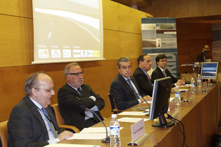 De izquierda a derecha, Pedro Escudero Bernat, vicepresidente de la Asociacin Espaola de la Carretera; Pere Navarro Olivella...