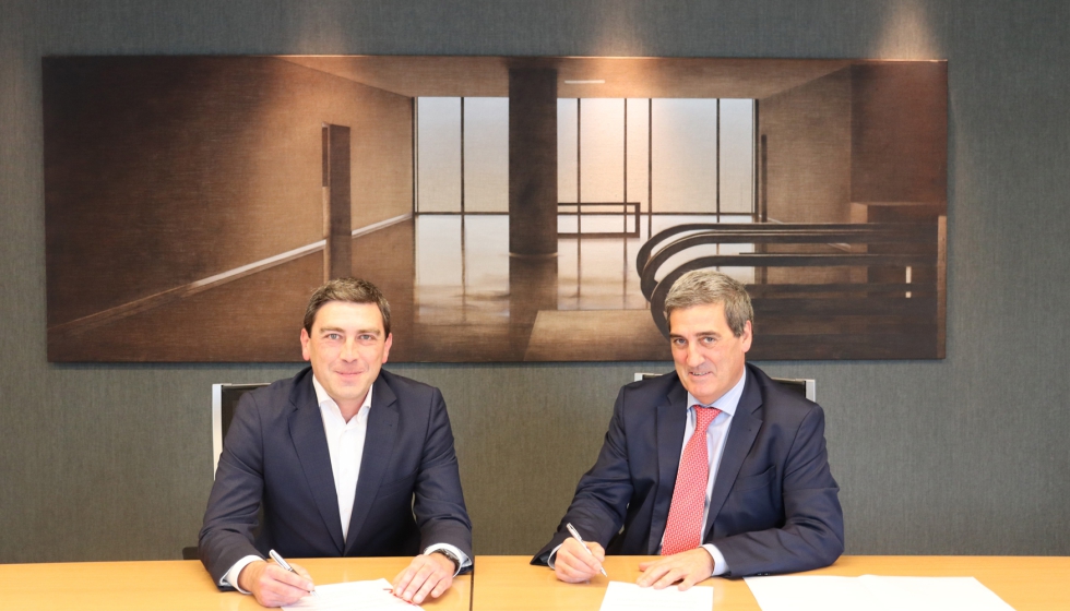 Alex Agirre, presidente de Asefi (izq.) y Xabier Basaez, director general de Bilbao Exhibition Centre, en la firma del convenio...