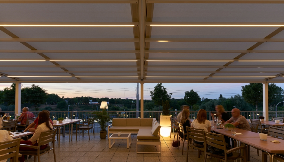 Con la solucin de techo prgola 'pergola stretch' ahora se puede utilizar la terraza prcticamente durante todo el ao. Foto: markilux...