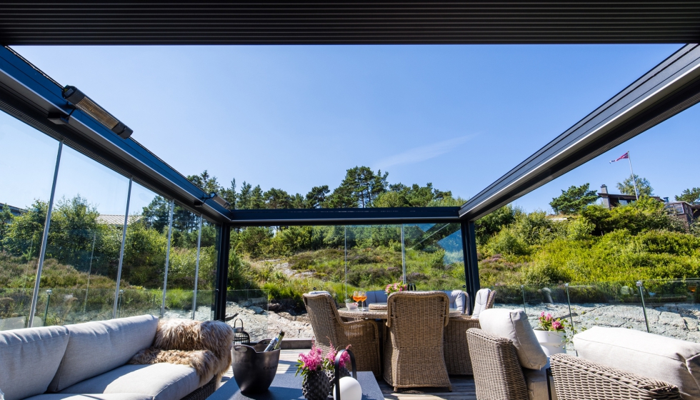 Gracias a su techo con lamas orientables, la prgola Kedry Skylife permite modular la luz y el aire