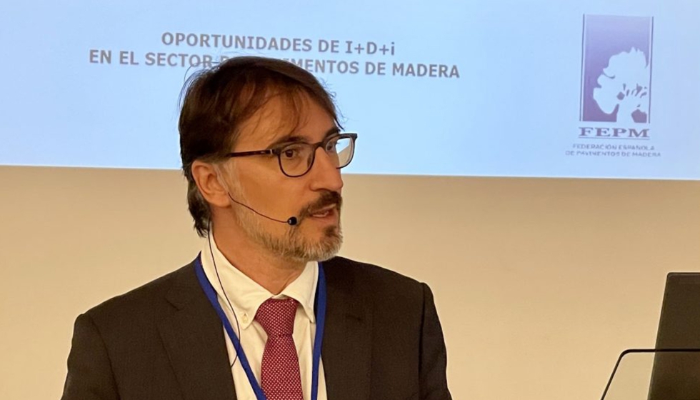Vicente Sales, jefe de anlisis de mercados y estrategia de AIDIMME, present el 'Informe del Club de Estrategias del Sector de Pavimentos de Madera'...