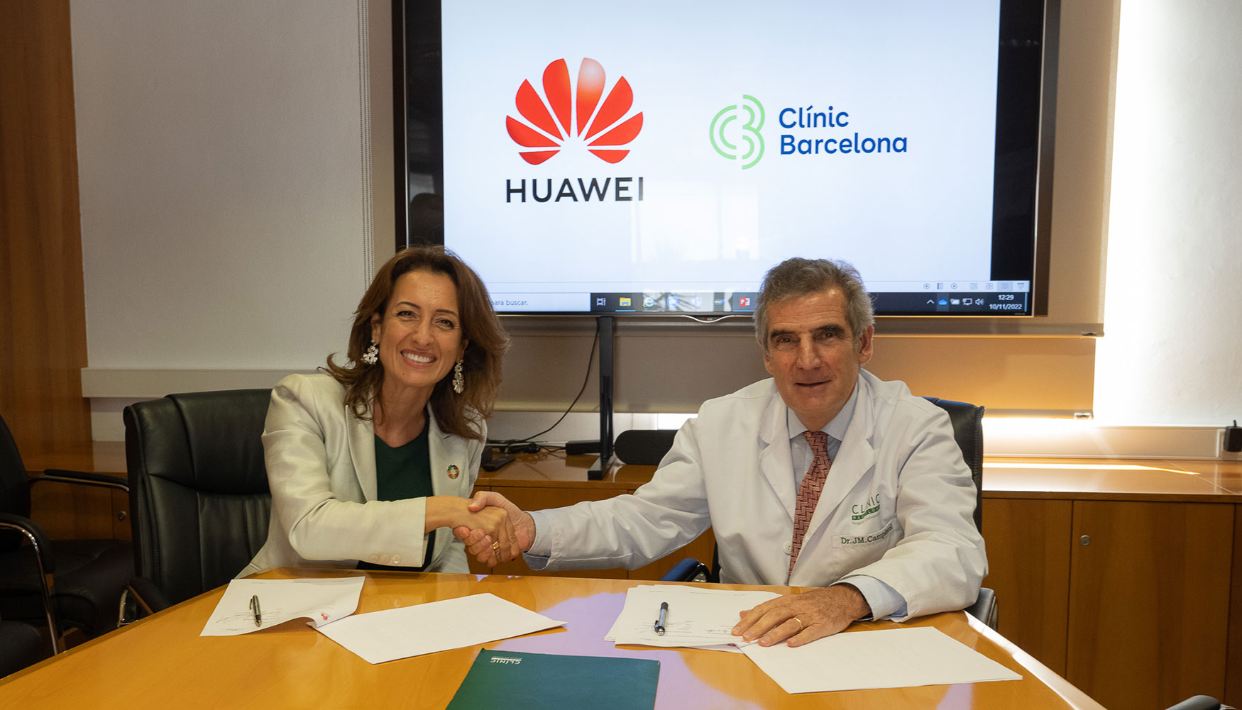 Therese Jamaa, vicepresidenta de Huawei Espaa y Dr. Josep M. Campistol, director general del hospital Clnic Barcelona...