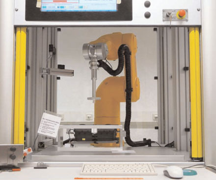 The operator transmits the signal for activation of the optoelectronic safety barrier. The residual movement is then measured...