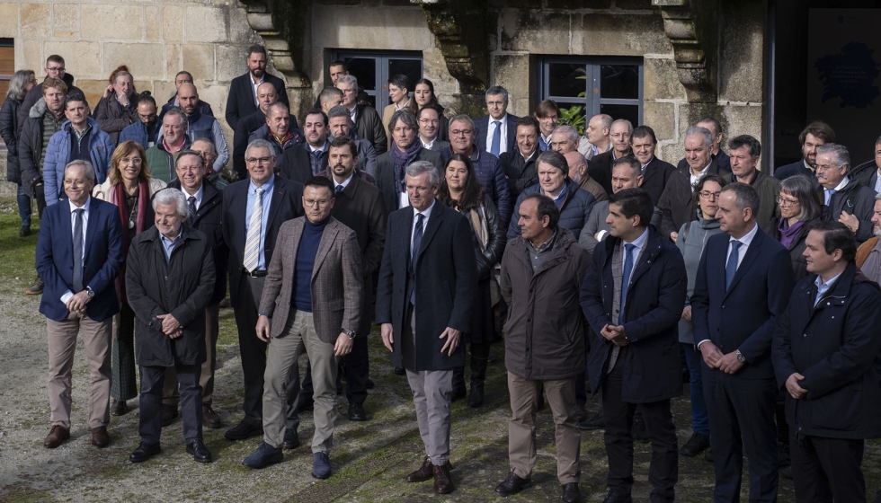 Foto de familia de la presentacin de la Estratexia de dinamizacin do sector crnico, realizada en Coles (Ourense)