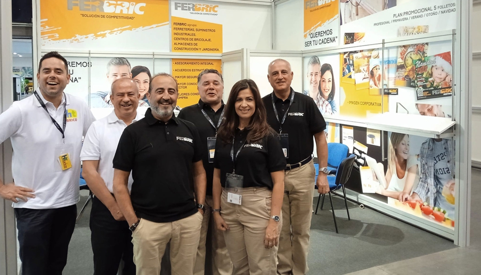 Stand de Ferbric en Eurobrico 2022 con los equipos de HTC Brico y Ferbric desplazados