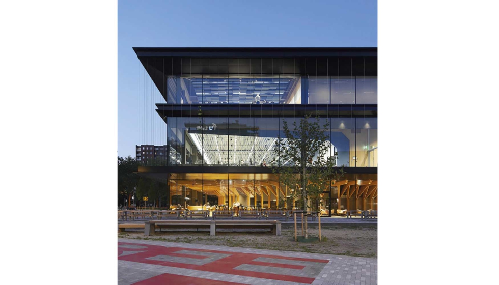 Detalle de las fachadas del edificio Echo, en la Universidad de Delft, donde se han utilizado vidrios de control solar ipasol Neutral 50/27, de AGC...