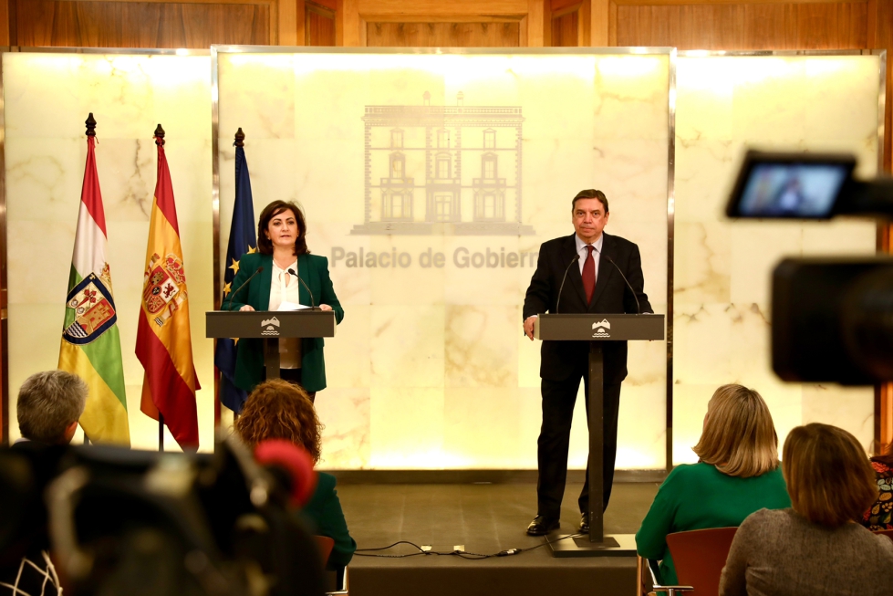 La presidenta de La Rioja, Concha Andreu, junto al titular de Agricultura del Gobierno de Espaa, Luis Planas