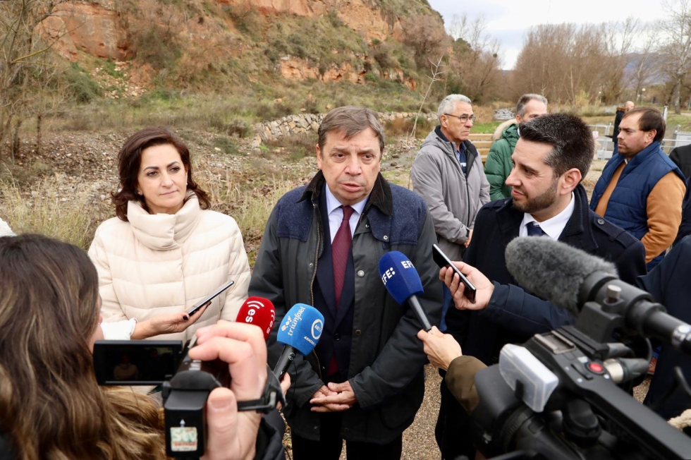 El ministro Planas responde a preguntas de los periodistas en su reciente visita oficial a La Rioja