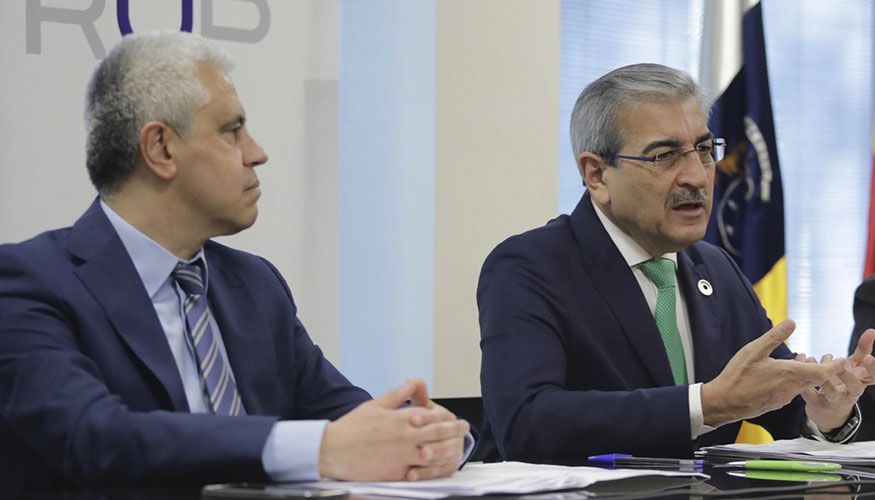 De izquierda a derecha, Fermn Delgado, viceconsejero de Hacienda, Planificacin y Asuntos Europeos del Gobierno de Canarias; y Romn Rodrguez...