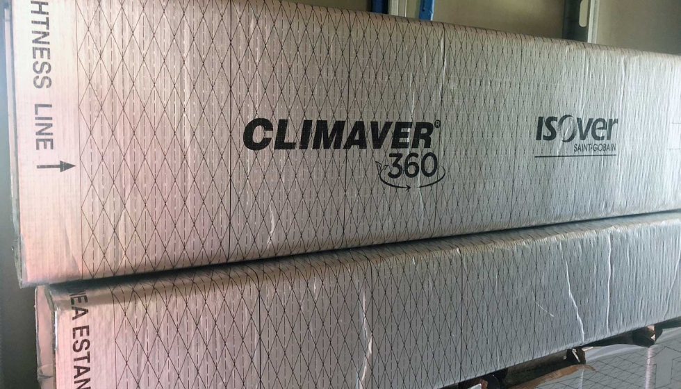 Climaver 360 Plus R presenta continuidad en las uniones y un exclusivo machihembrado de paneles, con un canto interior rebordeado de aluminio...