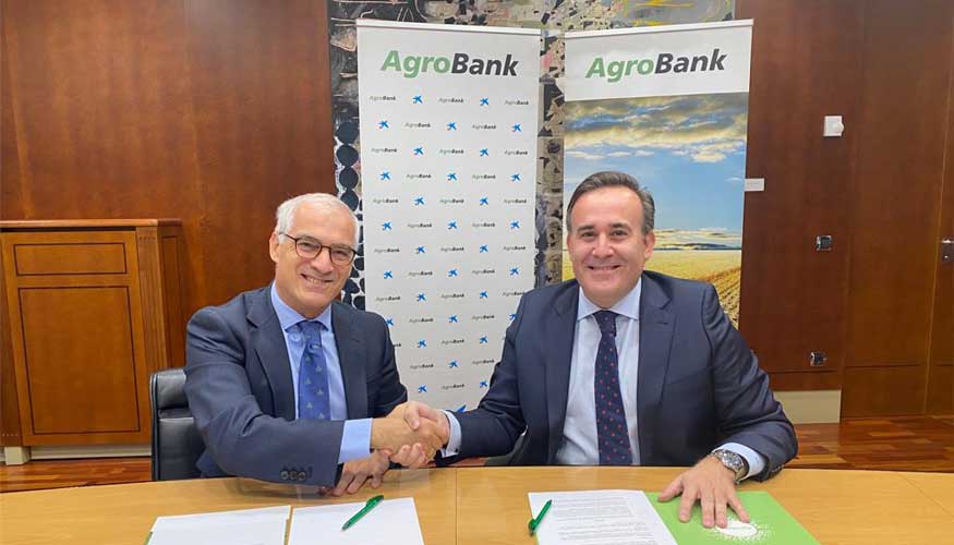 Firma del acuerdo entre Jos Luis Bentez, director general de la FEV, u el director de AgroBank, Sergio Gutirrez