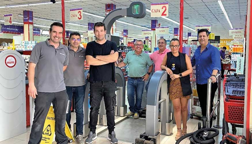 El equipo de instalacin de Supersmart en el establecimiento de Comercial Jesuman en Tenerife. Foto: Bizerba