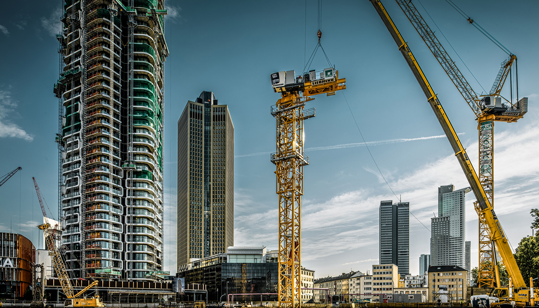 Mirada hacia atrs: En la primavera de 2019 se montaron las dos gras de pluma regulable Liebherr