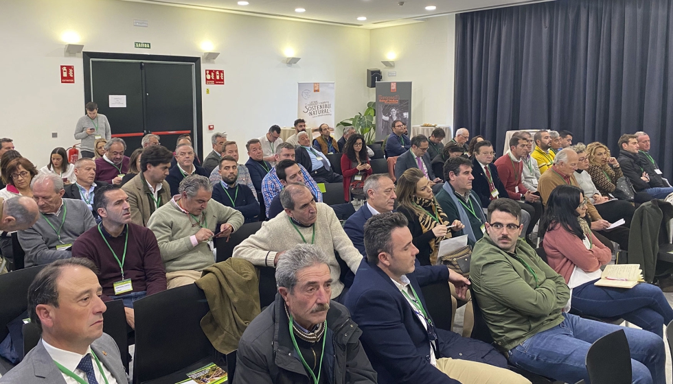 Asistentes al evento, con representantes de la producci�n de carne de peque�os rumiantes y la transformaci�n