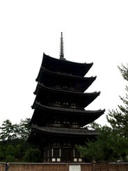 Antigua pagoda de cinco plantas en Japn, construida ntegramente en madera