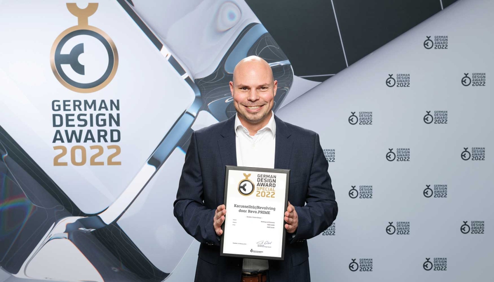 Florian Buerlein, asesor de proyectos en GEZE, con el German Design Award en la categora Excellent Product Design