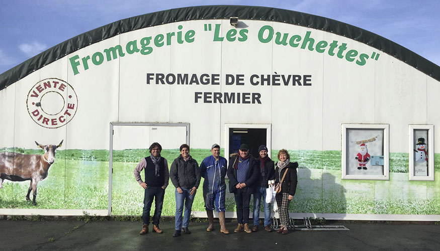 Visita de la delegacin andaluza a una explotacin caprina con quesera en la zona de La Rochelle (Francia)
