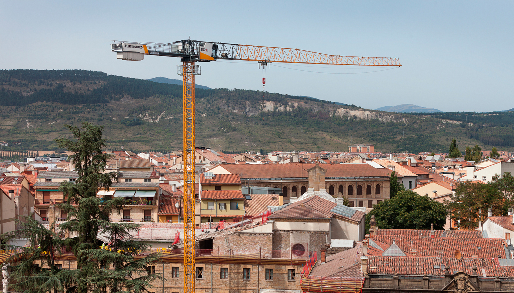 Gra torre Liebherr 125 EC-B de Capamar en la obra de renovacin del edificio de la Mancomunidad de Pamplona (Navarra)