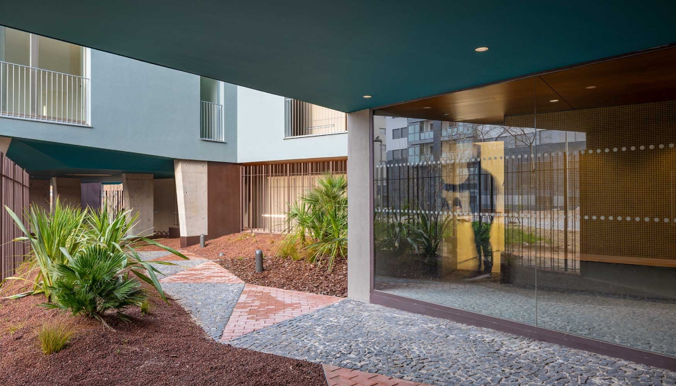Uno de los tres patios del proyecto, influenciado por la volumetra y los colores de las fachadas. Foto: Pedro Pegenaute...