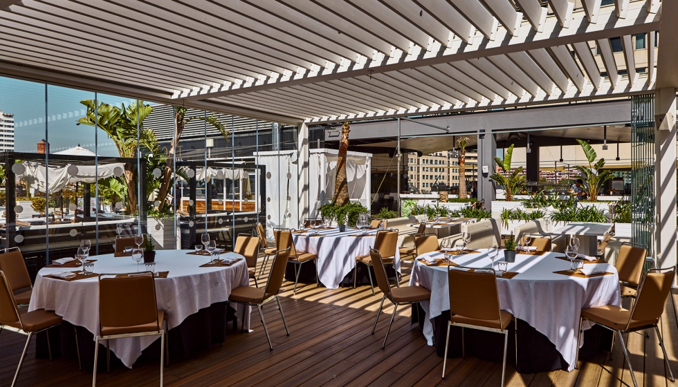 La terraza del restaurante del Hotel Hilton ofrece la intimidad y el espacio ideal para cada grupo de clientes gracias a la prgola bioclimtica...