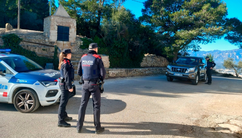 La nueva cazadora est pensada para que el chaleco antibalas pueda sobreponerse. Foto: Mossos d'Esquadra