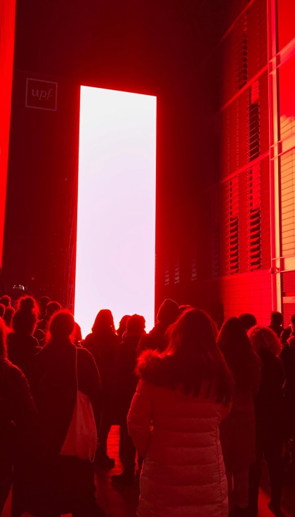 Monolith de Spy y su arte conceptual con imgenes hipnticas sobre una pantalla en rojo. Foto: Ramon Muoz