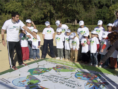 Ms de 17.000 personas, entre pblico adulto e infantil, acudieron a las jornadas organizadas por Ecovidrio. En la imagen, el puzzle gigante...
