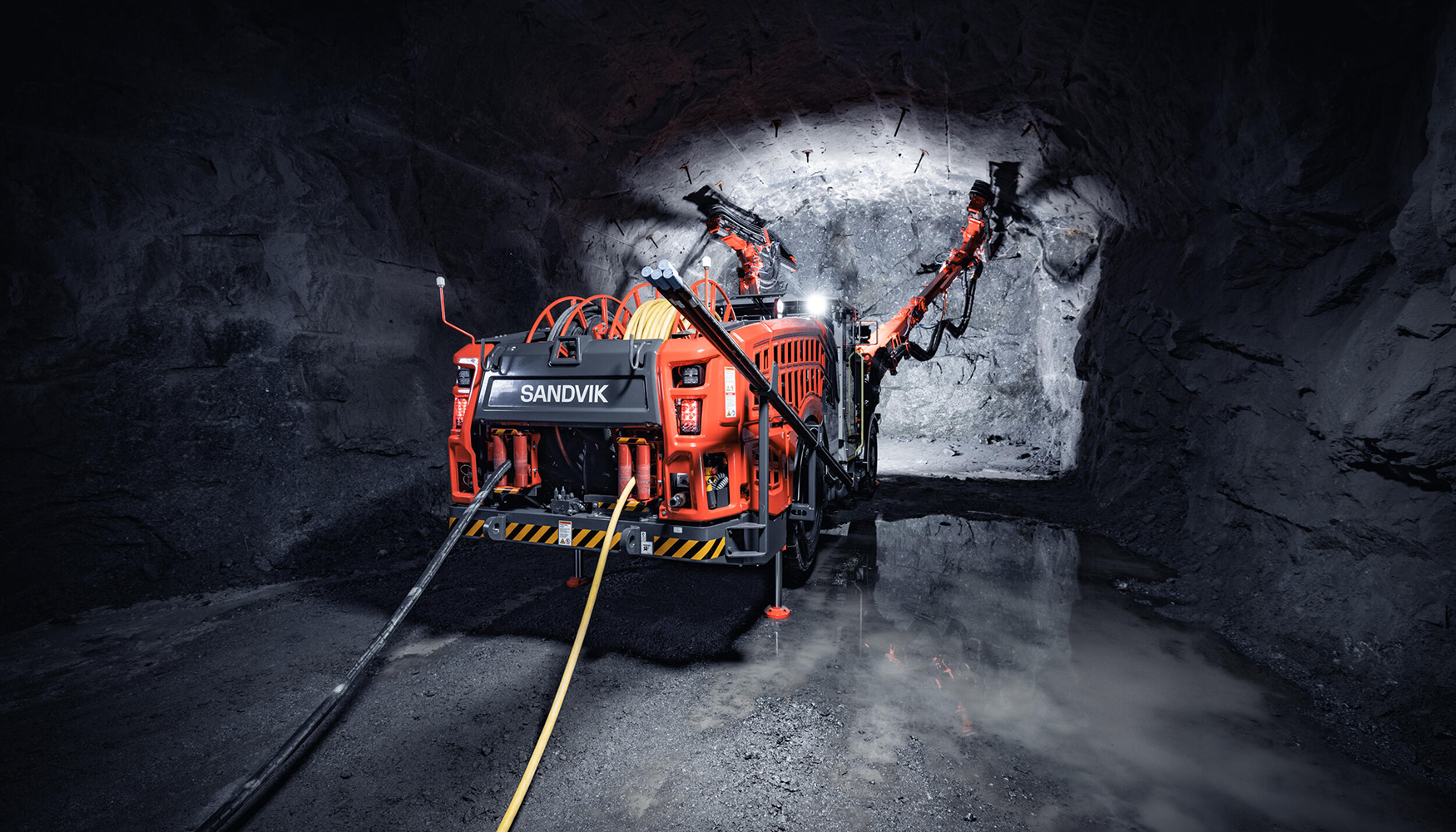 O Sandvik DD322i, com o seu novo design e suporte, pode operar em galerias muito pequenas e cruzamentos estreitos