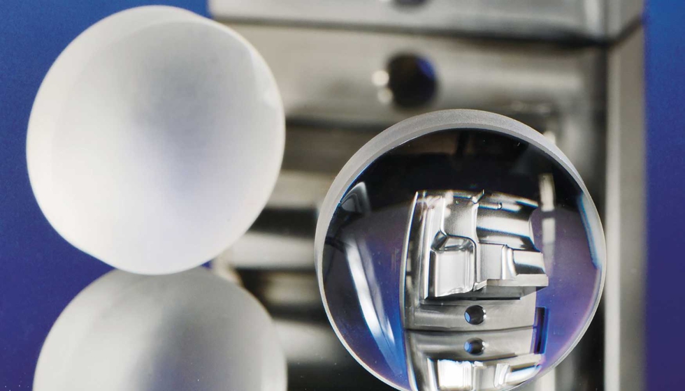 Lente de s�lica fundida esmerilada (esquerda) e polida com laser (direita)...