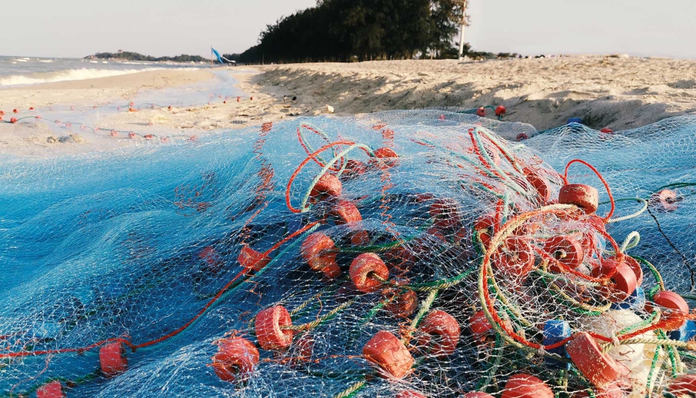Los plsticos marinos, como las redes de pesca y las cuerdas, se recogen y se reciclan al 100% para utilizarlos en la construccin del tnel...