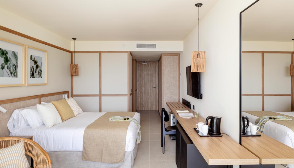 Las habitaciones del hotel se visten de mediterrneo con colores naturales, que contribuyen a crear calidez y confort a las estancias...