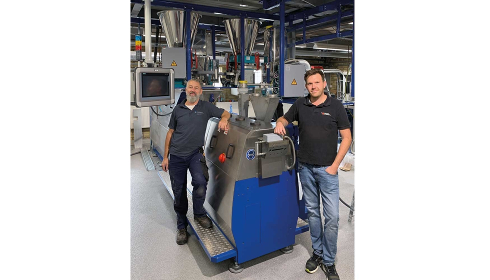 De izquierda a derecha: Dirk Breuer, ingeniero de servicio de Feddem GmbH & Co...