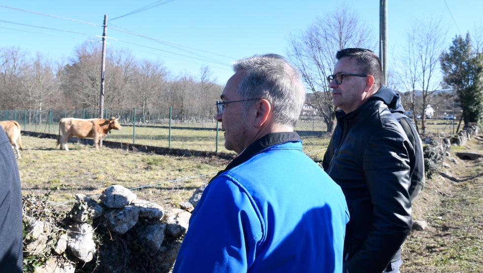 El consejero del Medio Rural, Jos Gonzlez, en la visita a la aldea modelo de Reboredo, en O Pereiro de Aguiar (Orense)...