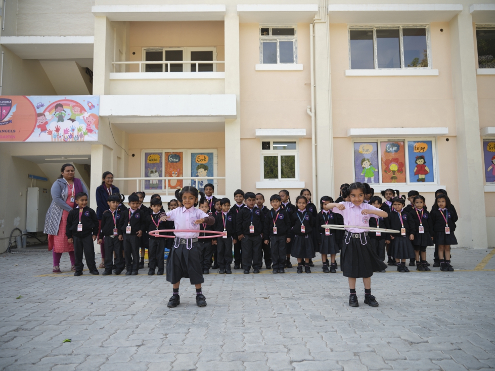 Grupo de crianas da escola nas instalaes da BKT em Bhuj