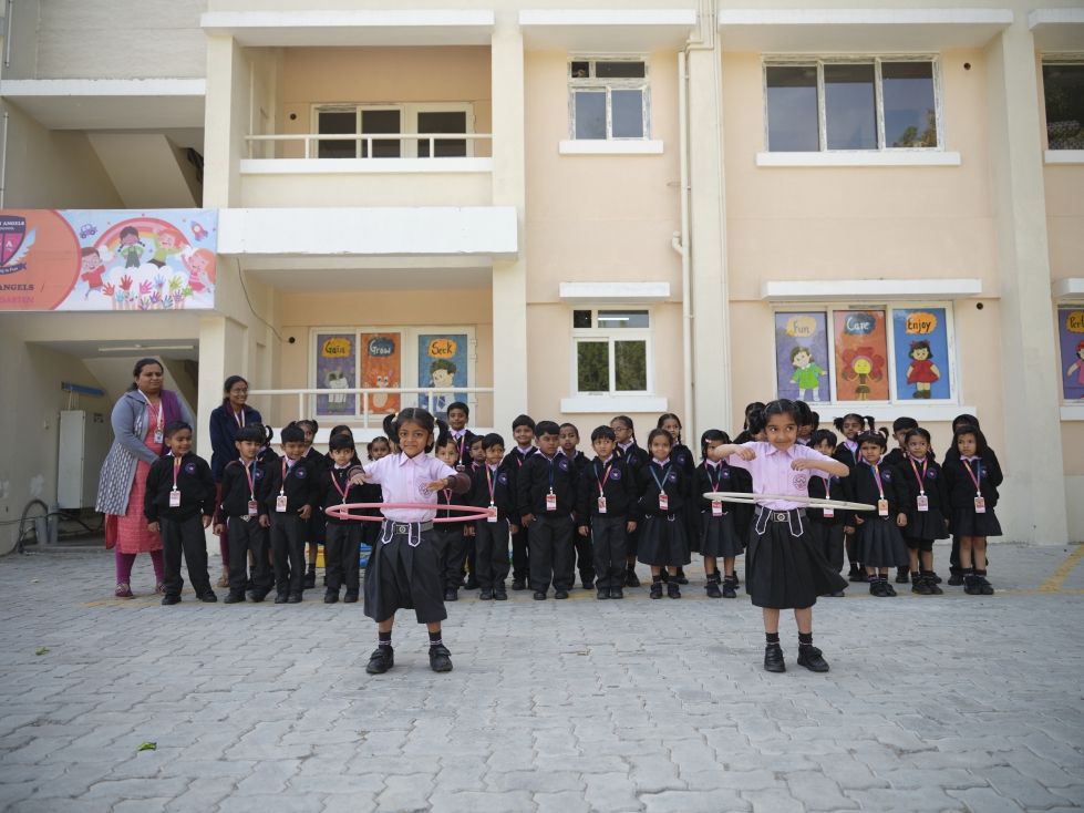 Grupo de escolares en las instalaciones de BKT en Bhuj