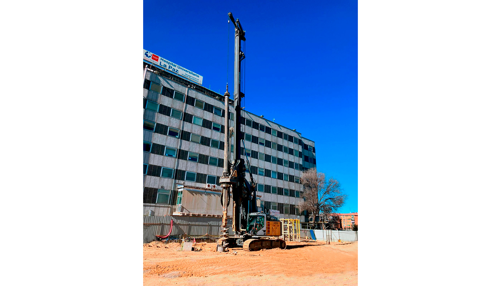 La pilotadora de rotacin Liebherr LB 25 de Pilotes Snchez se equip con una barra de Kelly insonorizada...