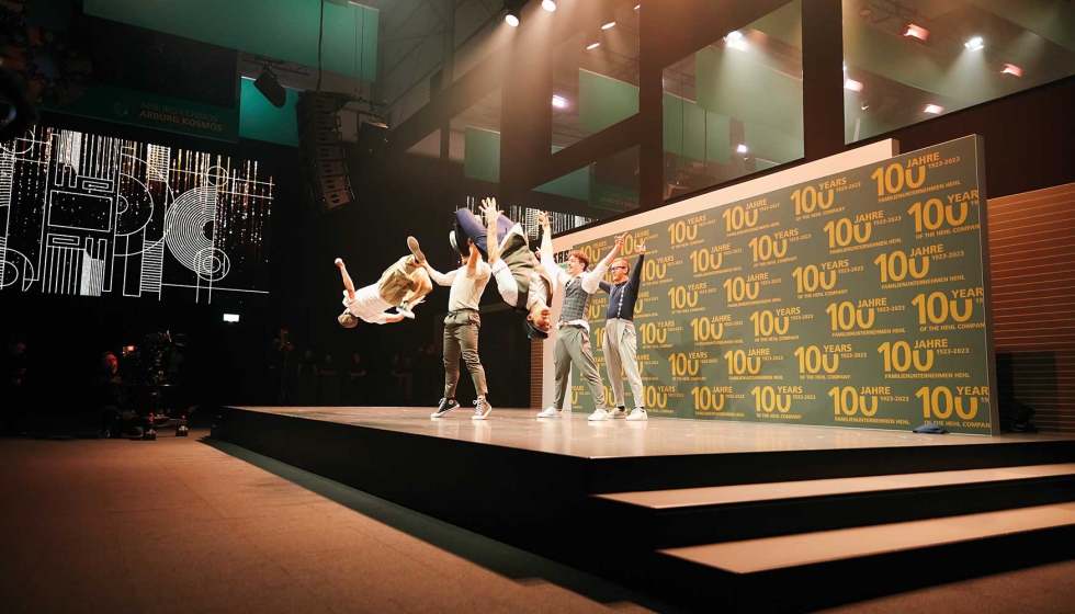 Bailarines de breakdance para celebrar los '100 aos de la empresa familiar Hehl'