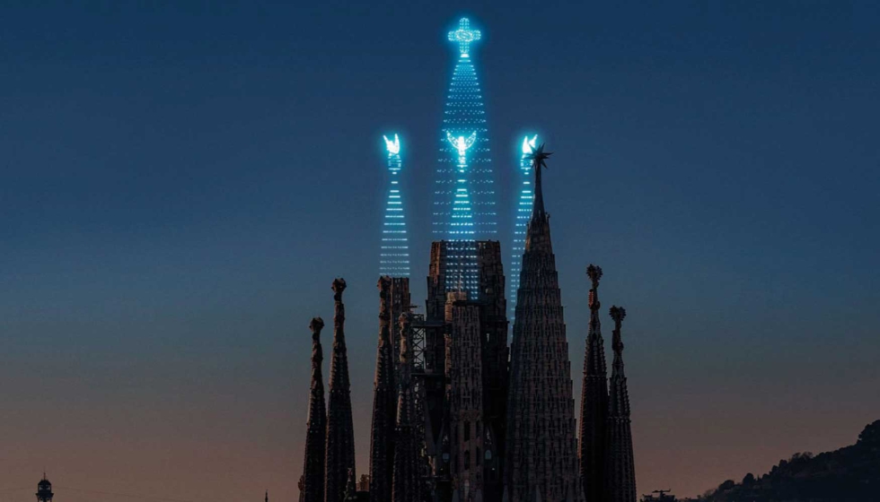 Imagen de la recreacin del final de la construccin de la Sagrada Familia, formando parte del espectculo de drones iluminados...