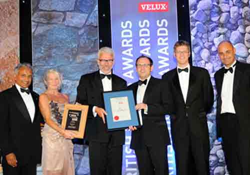 Los representantes de Velux, en el momento de recoger el premio