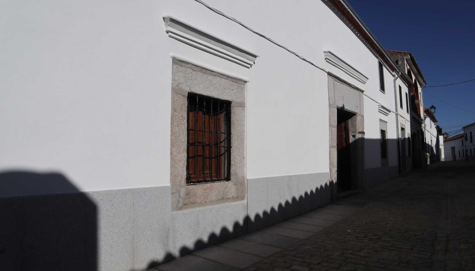 Imagen de la entrada al edificio rehabilitado