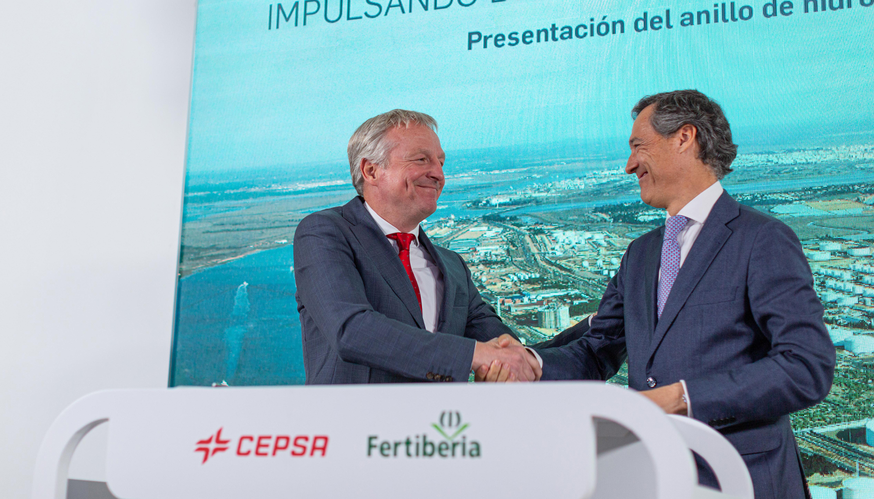 De izquierda a derecha: Maarten Wetselaar, director ejecutivo de Cepsa y Javier Goi, director ejecutivo del Grupo Fertiberia...