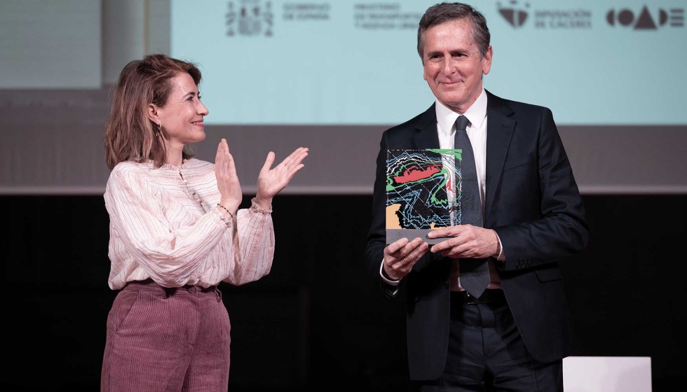 Emilio Tun con el Premio Nacional de Arquitectura 2022 que ha recibido de manos de la Ministra Raquel Snchez