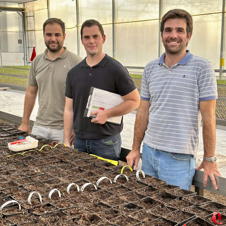 Responsables del proyecto en el vivero donde se germinan las plantas de semilla obtenidas