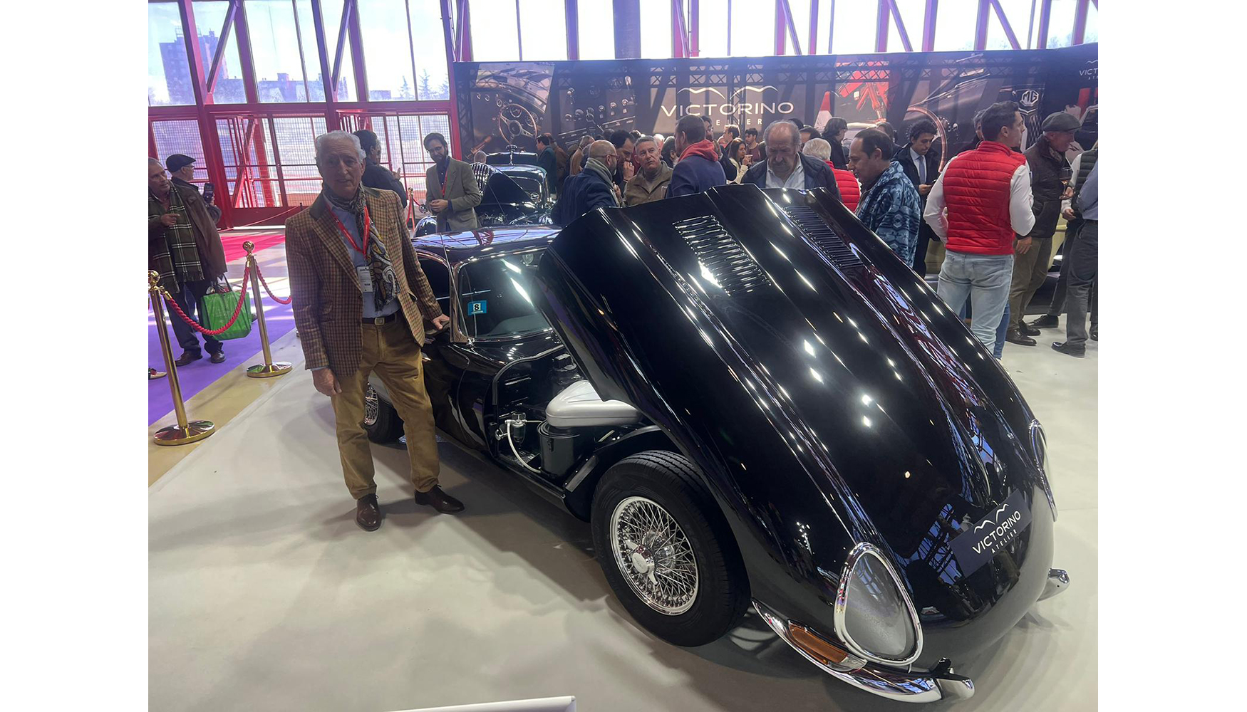 Victorino Rodrguez, fundador de Hispano Japonesa de Maquinaria, junto a uno de los Jaguar E-Type S1 4.2 restaurados