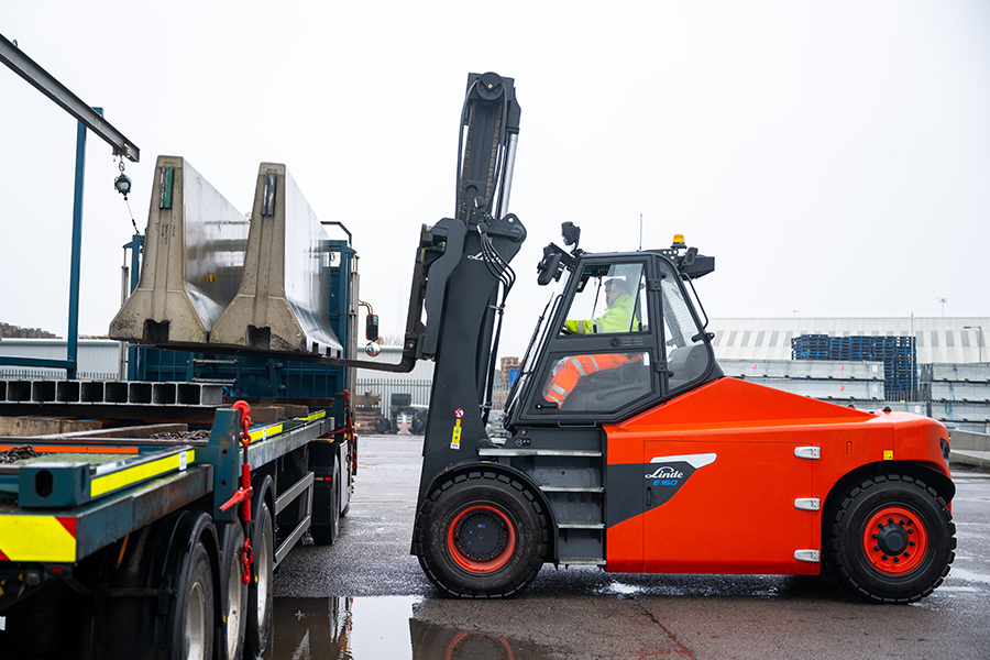 Os novos empilhadores contrapesados eltricos da Linde Material Handling proporcionam uma excelente visibilidade...