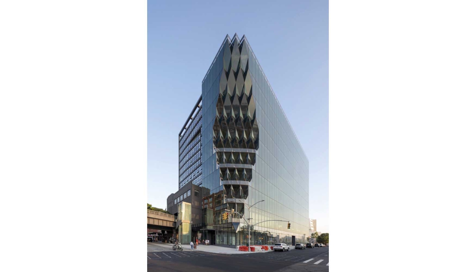 Fachada del edificio Solar Carve, en Nueva York, con vidrios ipasol Neutral 38/23 e ipasol Neutral 70/37 de AGC Interpane...