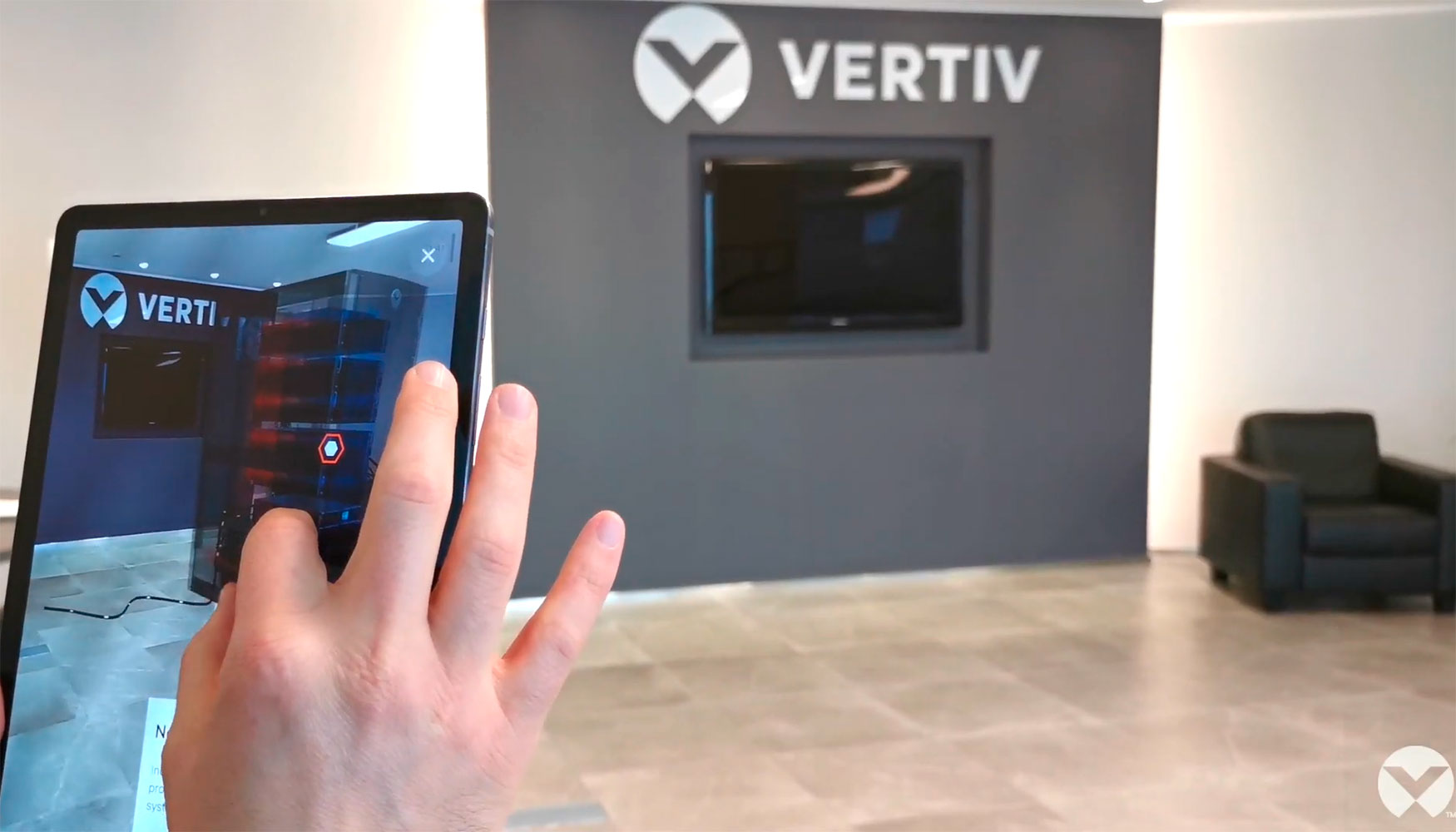 La app Vertiv XR permite a los usuarios ver y explorar el equipo en la ubicacin deseada antes de comprarlo e instalarlo...