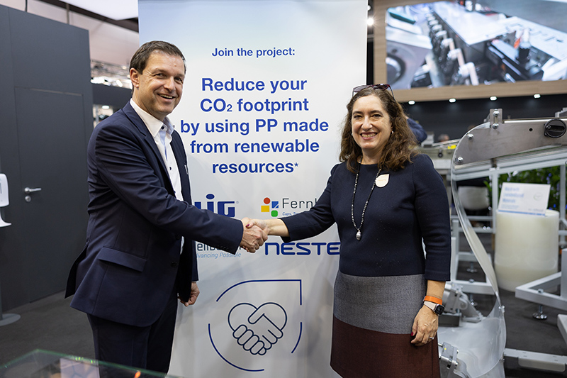 Jrgen Lochner, CSO/CTO da Illig, e Mercedes Alonso, vice-presidente executiva de Renewable Polymers and Chemicals da Neste...